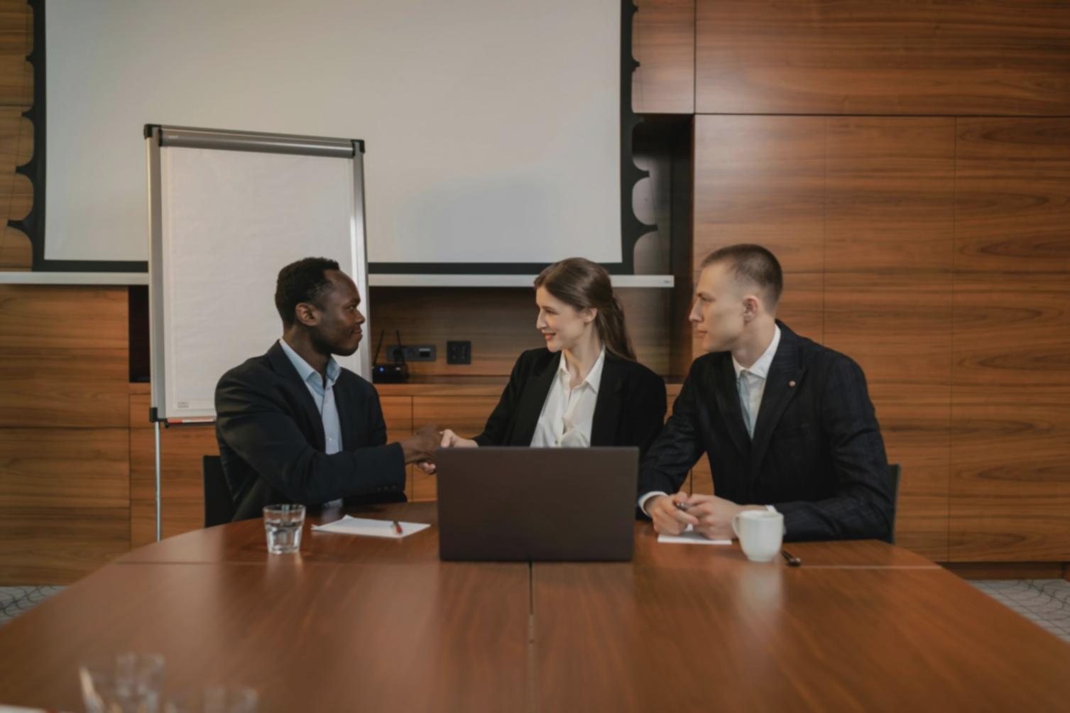 Beratungsgespräch zwischen Geschäftspartnern am modernen Konferenztisch